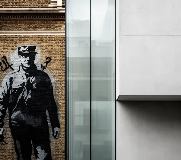 Straatkunst op een gevel met contrasterende architectuur tussen historisch en modern