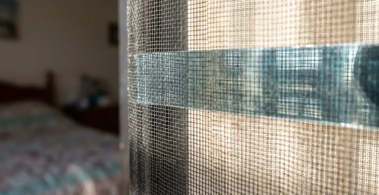Doorsnede slaapkamer met drie lagen zonwering zichtbaar